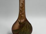 une image représentant un vase en verre orné d'une fleur