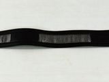 une ceinture noire munie d'une boucle métallique