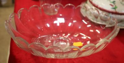 un saladier en verre posé sur une table rouge