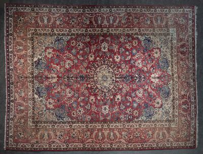 un tapis rouge et bleu à motifs de médaillons