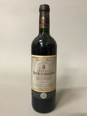 la bouteille de vin est posée sur la table, prête à être consommée