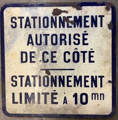 un panneau indiquant « stationnement autorisé de ce côté » et « stationnement limité à 10 m »