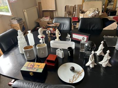 une table sur laquelle sont posés de nombreux objets, dans la pièce