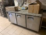 un comptoir sur lequel sont posées plusieurs boîtes