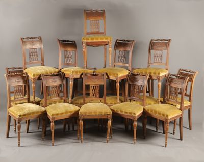 de nombreuses chaises disposées en cercle les unes à côté des autres