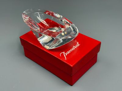 une boîte rouge surmontée d'une chaussure en verre