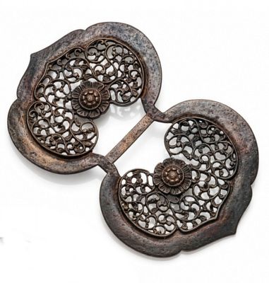 paire de broches anciennes en fer en forme de cœur sur fond blanc