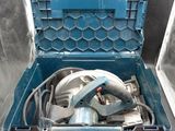 une boîte à outils bleue avec des outils à l'intérieur