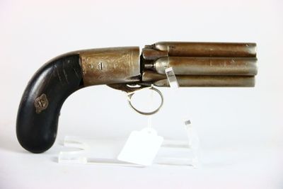 un vieux pistolet auquel est attaché un porte-clés