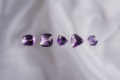 Ensemble de cinq améthystes de formes diverses pesant 55,61 … - Photo 1