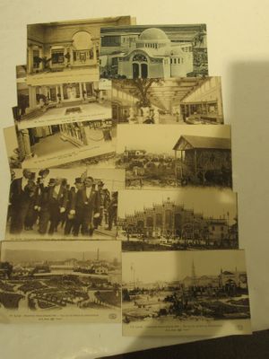 de nombreuses photos anciennes de personnes et de bâtiments sur la table