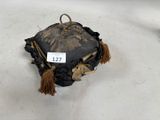 un petit sac muni d'une étiquette, posé sur une table