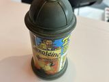 une boîte de conserve posée sur une table, avec une étiquette de prix dessus