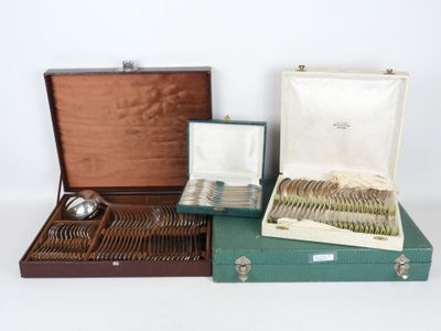 beaucoup d'argenterie dans un coffret sur une table