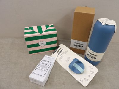 une boîte, une bouteille et une boîte de mouchoirs posées sur une table