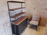 une pièce dans laquelle se trouvent une étagère et une chaise