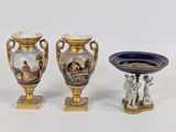 trois vases sont posés les uns à côté des autres sur une surface blanche