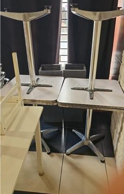 trois tabourets posés sur une table dans une pièce