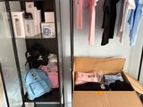 deux portants avec des vêtements dessus et un banc devant