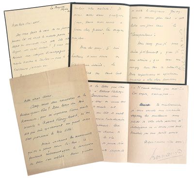 trois vieux papiers sur lesquels figurent des inscriptions, empilés les uns sur les autres
