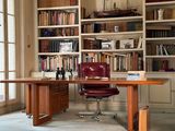 un bureau avec une chaise devant une bibliothèque
