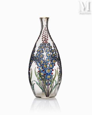 une image représentant un vase en verre orné de fleurs peintes
