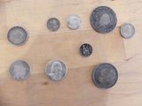 beaucoup de pièces qui sont sur la table