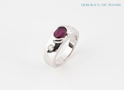 un gros plan d'une bague sertie d'un rubis