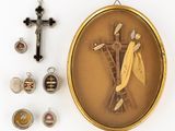 une image représentant une croix et d'autres objets religieux