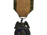 une image représentant une médaille sur laquelle figure un aigle