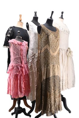 trois robes présentées sur des mannequins, exposées sur un fond blanc