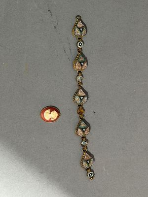 une image représentant un serpent posé sur une table