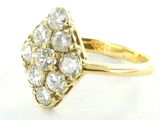 une photo d'une bague sertie de plusieurs diamants sur un fond blanc