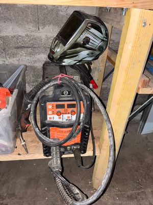 une photo d'un équipement de soudure dans un garage