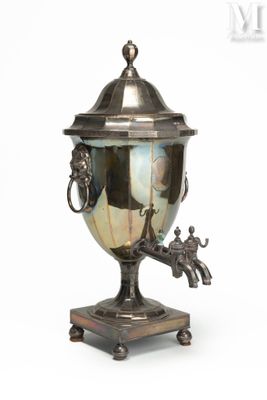 Samovar en métal argenté Fontaine à thé reposant sur piédouc…