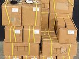 plusieurs boîtes empilées sur une palette