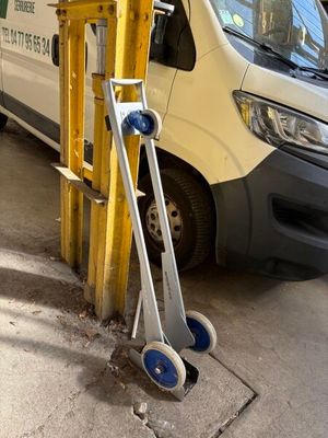 une camionnette blanche garée à côté d'un poteau jaune