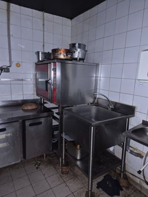une image d'une cuisine avec un évier et une cuisinière