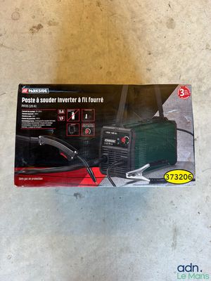 un boîtier de convertisseur de fréquence en vente sur le sol