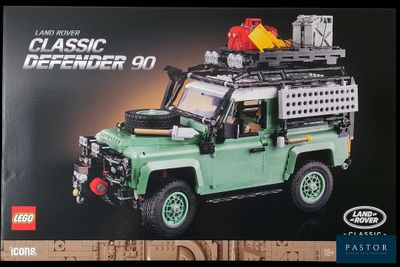 une boîte contenant un petit camion vert équipé d'une galerie de toit