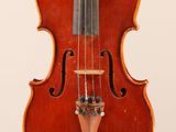 un vieux violon avec un archet sur fond blanc
