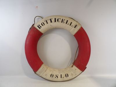 un gilet de sauvetage rouge et blanc accroché au mur