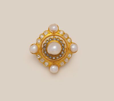 a gold and pearl broochle