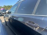 une voiture cabossée, garée sur le bord de la route