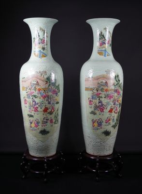 deux vases posés sur une table noire