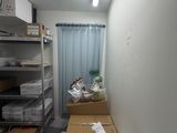 une pièce où s'entassent des cartons par terre
