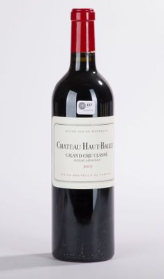 une bouteille de vin posée sur une table