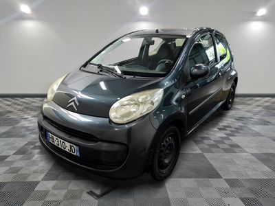la petite voiture est garée sur le sol en damier du garage