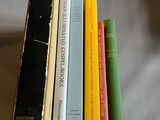plusieurs livres sont empilés sur une table