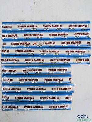 six paquets de papier à rouler bleu et blanc portant l'inscription « System Vaping »
